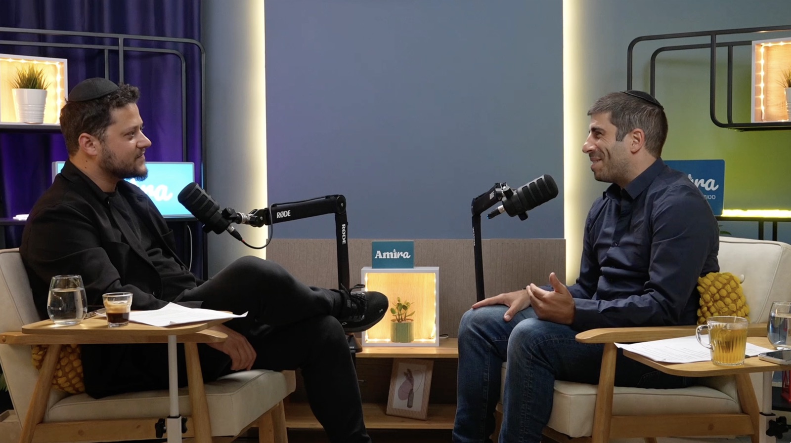 Reuven pendant l'enregistrement d'un podcast en studio